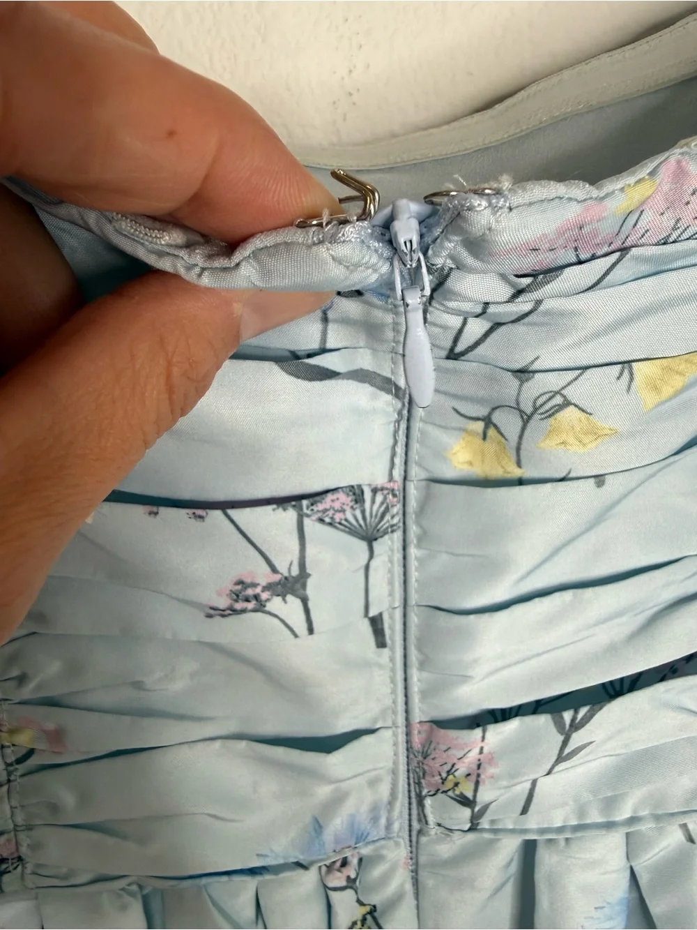 Self Portrait Blue Floral
Taffeta Watercolor Puff Sleeve Mini
Dress Sz 6 - Picture 11 of 16